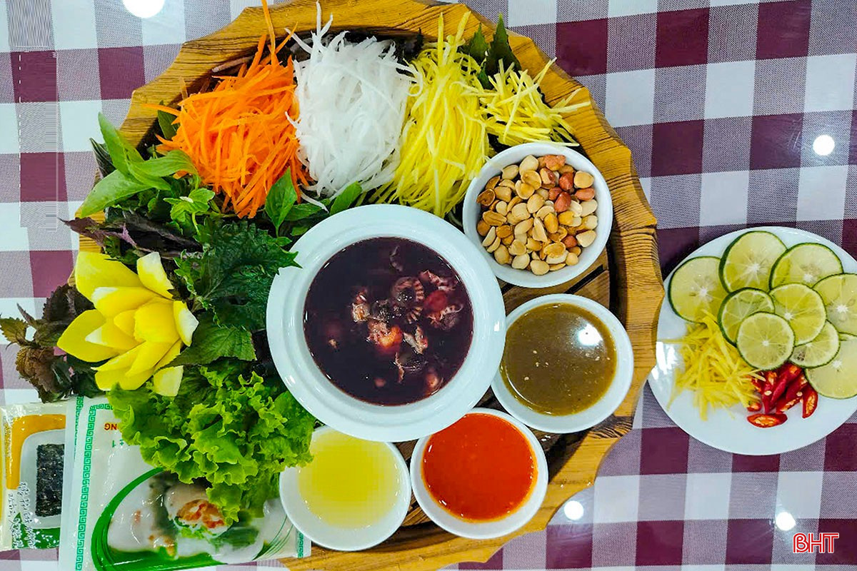 Món gỏi sò huyết thanh mát do đầu bếp Nguyễn Đức Thành (nhà hàng Phú Sáng, KDL Thiên Cầm) sáng tạo. bqbht_br_a2.jpg
