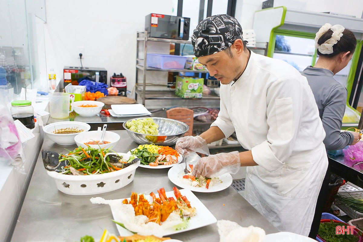 Đầu bếp Nguyễn Đức Thành chế biến các món hải sản phục vụ thực khách. bqbht_br_a1.jpg