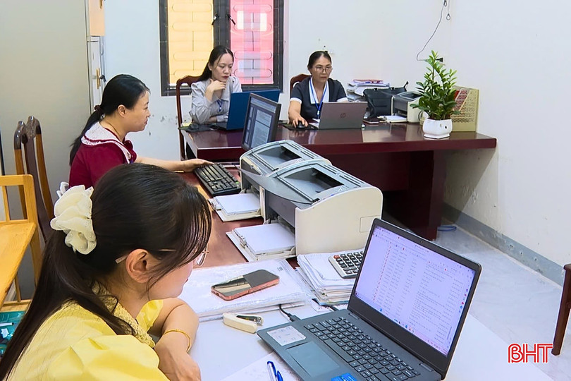 bqbht_br_vien-chuc-trung-tam-dvth-lam-viec-chung-o-phong-van-hoa-xa-toan-luu-1.jpg