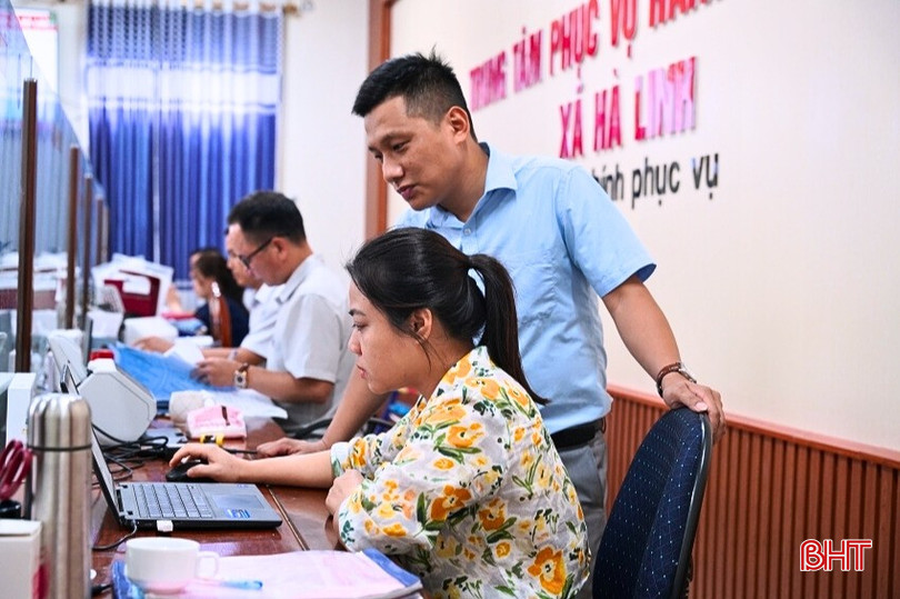 Anh Nguyễn Cao Thế đang hướng dẫn xử lý hồ sơ, thủ tục trên môi trường mạng cho đồng nghiệp. bqbht_br_anh-ha-linh.jpg