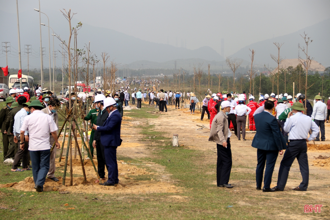 Bí thư Tỉnh ủy Hà Tĩnh tham gia trồng cây tại TX Kỳ Anh