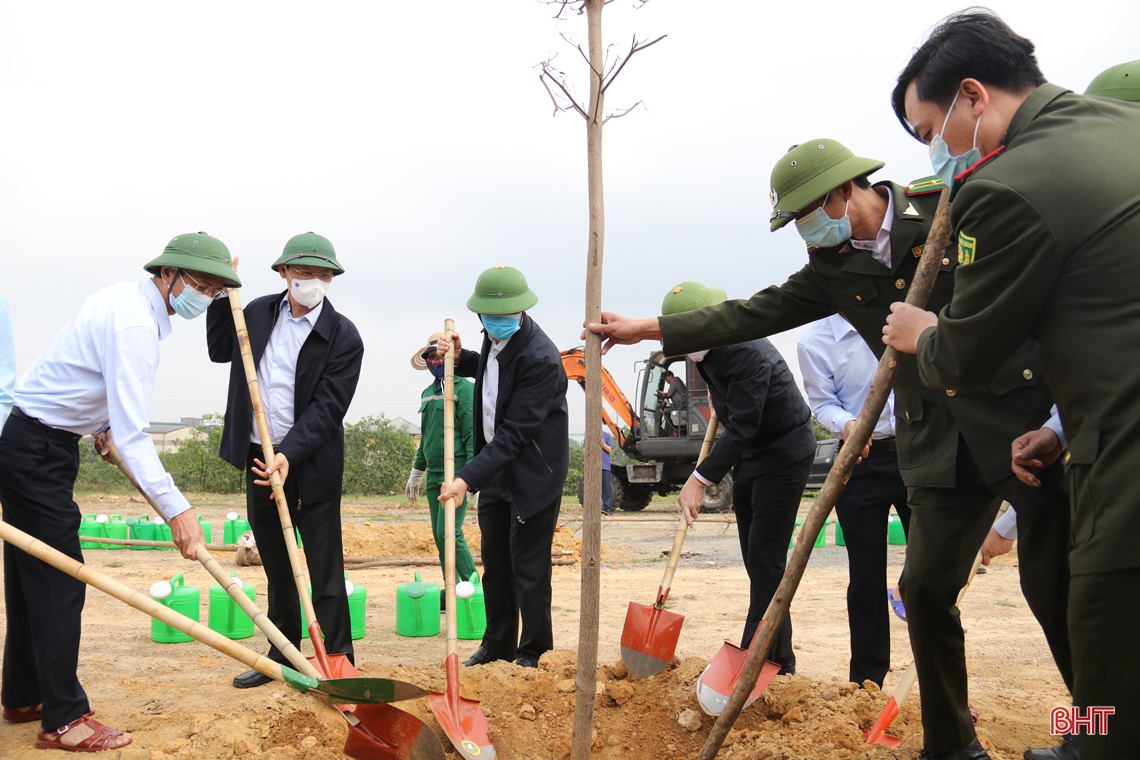 Bí thư Tỉnh ủy Hà Tĩnh tham gia trồng cây tại TX Kỳ Anh