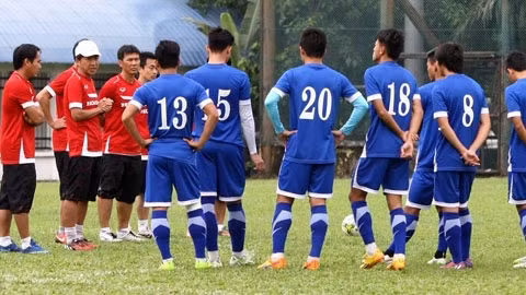 HLV Miura căn dặn kỹ từng cầu thủ và khích lệ tinh thần toàn đội trong buổi chiều và tối qua - Ảnh: Minh Tuấn