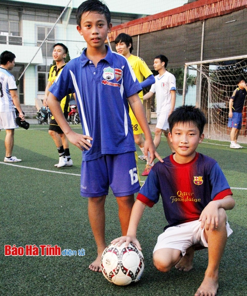 2 học viên lớp bóng đá phong trào của thầy Phúc hiện đang được đào tạo tại Học viện Bóng dá Hoàng Anh - Gia Lai 2 học viên lớp bóng đá phong trào của thầy Phúc hiện đang được đào tạo tại Học viện Bóng dá Hoàng Anh - Gia Lai