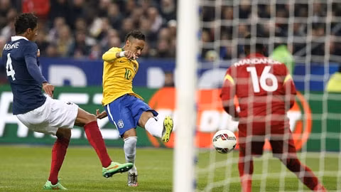 Neymar (áo vàng) đã có được bàn thắng thứ 43 cho ĐT Brazil