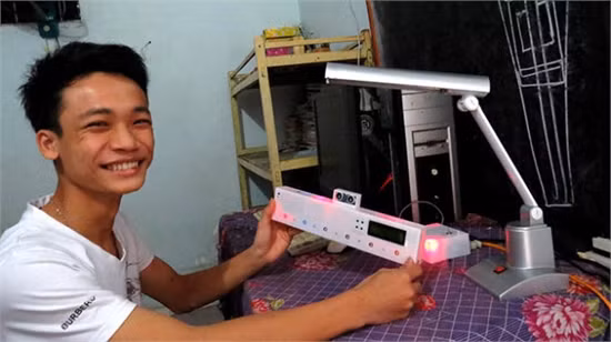 Học sinh lớp 12 sáng chế thiết bị “Bạn đã ngồi sai tư thế” ảnh 1