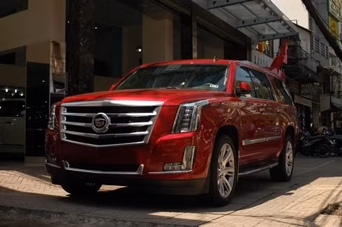 Chiếc Cadillac Escalade màu đỏ mới xuất hiện tại Việt Nam.