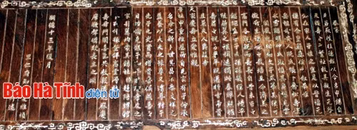 Bức trướng cổ chạm khắc hoa văn tinh xảo