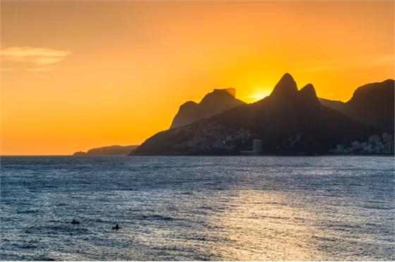 Bãi biển Ipanema, Brazil: Bãi biển nổi tiếng ở Rio de Janeiro từng được dùng làm tên bài hát trong thập niên 60. Ipanema có quang cảnh hoàng hôn vô cùng lãng mạn, khi mặt trời lặn xuống sau dãy núi, trên mặt biển lấp lánh.