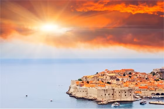 Dubrovnik, Croatia: Đây là một trong những địa điểm du lịch nổi tiếng nhất vùng Địa Trung Hải. Thành phố nhìn ra biển Adriatic với cảnh mặt trời lặn ngoạn mục phía chân trời. Nơi ngắm mặt trời đẹp nhất là trên những bức tường thành cổ, hoặc đi xe Dubrovnick.