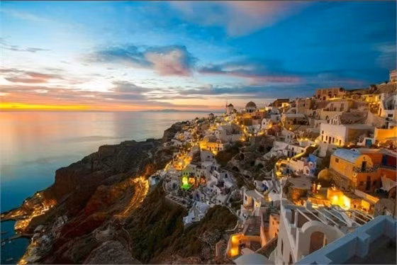 Santorini, Hy Lạp: Là hòn đảo núi lửa trên biển Aegean, Santorini nổi tiếng với những vách đá dựng đứng, ôm lấy bờ biển cát đen đặc trưng của bụi núi lửa, cùng những ngôi nhà kiến trúc độc đáo với hai gam màu trắng và xanh da trời. Hoàng hôn trên đảo được đánh giá là một trong những cảnh tượng huy hoàng nhất thế giới, và được chọn là nơi cầu hôn của rất nhiều cặp đôi. Ngắm mặt trời lặn từ vách đá cao, hoặc lênh đênh trên tàu giữa biển được coi là tuyệt nhất.
