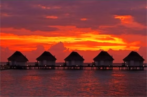Quần đảo Maldives: Thiên đường nhiệt đới này là quần thể gồm 1.000 hòn đảo, trong đó 200 hòn đảo có dân cư sinh sống, 105 hòn đảo là các khu nghỉ dưỡng. Những rặng san hô đầy màu sắc, những bãi biển cát trắng phau, và đặc biệt là cảnh hoàng hôn tráng lệ là đặc sản của Maldives. Lặn dưới làn nước trong vắt, bay trực thăng để nhìn toàn cảnh từ trên cao, hay đơn giản là ngồi trên bãi biển ngắm mặt trời lặn ở đây là trải nghiệm bất cứ du khách nào cũng ao ước có được.