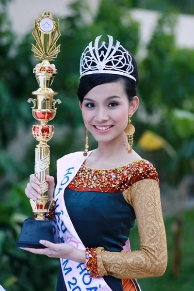 Thùy Lâm đăng quang Hoa hậu Hoàn vũ Việt Nam năm 2008