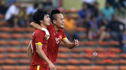 Huy Toàn & Công Phượng ghi bàn mang về chiến thắng chung cuộc 2-1 của U23 Việt Nam trước U23 Malaysia - Ảnh: Minh Tuấn