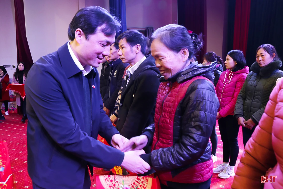 Chủ nhiệm Ủy ban Kiểm tra Trung ương Trần Cẩm Tú tặng quà Tết cho người dân Hà Tĩnh