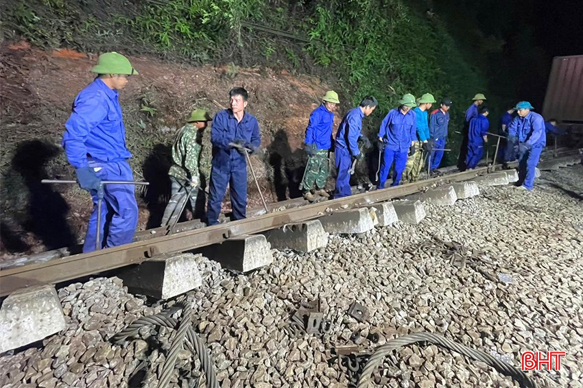 Công nhân sửa chữa đường ray bị hư hỏng sau sự cố va chạm giữa tàu hàng và xe tải. bqbht_br_thong-tuyen-duong-sat-2.jpg