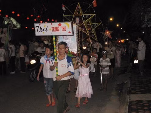 Từ đầu chiều các cụ đã chuẩn bị xe cho đám rước đèn Tết Trung Thu rước đèn đi chơi / Lòng vui sướng với đèn trong tay Em múa ca trong ánh trăng rằm Thoả sức lựa chọn đồ chơi Tết Trung Thu bánh quà đầy mâm Ánh sao sáng ngời toả khắp nơi nơi Chung kết Hội thi múa lân Ngồi trên lưng bố mẹ để xem múa lân Bao tấm lòng mừng đón trăng rằm, nhưng riêng em rất buồn vì chưa bán hết số đồ chơi này khi ánh trăng rằm đã xuống thấp.