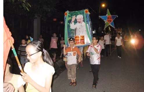 Từ đầu chiều các cụ đã chuẩn bị xe cho đám rước đèn Tết Trung Thu rước đèn đi chơi / Lòng vui sướng với đèn trong tay Em múa ca trong ánh trăng rằm Thoả sức lựa chọn đồ chơi Tết Trung Thu bánh quà đầy mâm Ánh sao sáng ngời toả khắp nơi nơi Chung kết Hội thi múa lân Ngồi trên lưng bố mẹ để xem múa lân Bao tấm lòng mừng đón trăng rằm, nhưng riêng em rất buồn vì chưa bán hết số đồ chơi này khi ánh trăng rằm đã xuống thấp.