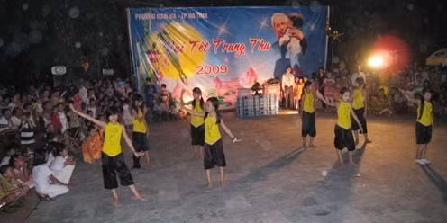 Từ đầu chiều các cụ đã chuẩn bị xe cho đám rước đèn Tết Trung Thu rước đèn đi chơi / Lòng vui sướng với đèn trong tay Em múa ca trong ánh trăng rằm Thoả sức lựa chọn đồ chơi Tết Trung Thu bánh quà đầy mâm Ánh sao sáng ngời toả khắp nơi nơi Chung kết Hội thi múa lân Ngồi trên lưng bố mẹ để xem múa lân Bao tấm lòng mừng đón trăng rằm, nhưng riêng em rất buồn vì chưa bán hết số đồ chơi này khi ánh trăng rằm đã xuống thấp.