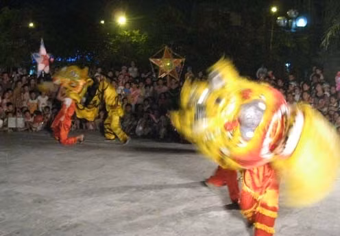 Từ đầu chiều các cụ đã chuẩn bị xe cho đám rước đèn Tết Trung Thu rước đèn đi chơi / Lòng vui sướng với đèn trong tay Em múa ca trong ánh trăng rằm Thoả sức lựa chọn đồ chơi Tết Trung Thu bánh quà đầy mâm Ánh sao sáng ngời toả khắp nơi nơi Chung kết Hội thi múa lân Ngồi trên lưng bố mẹ để xem múa lân Bao tấm lòng mừng đón trăng rằm, nhưng riêng em rất buồn vì chưa bán hết số đồ chơi này khi ánh trăng rằm đã xuống thấp.