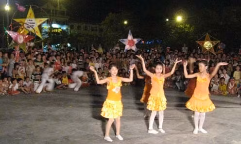 Từ đầu chiều các cụ đã chuẩn bị xe cho đám rước đèn Tết Trung Thu rước đèn đi chơi / Lòng vui sướng với đèn trong tay Em múa ca trong ánh trăng rằm Thoả sức lựa chọn đồ chơi Tết Trung Thu bánh quà đầy mâm Ánh sao sáng ngời toả khắp nơi nơi Chung kết Hội thi múa lân Ngồi trên lưng bố mẹ để xem múa lân Bao tấm lòng mừng đón trăng rằm, nhưng riêng em rất buồn vì chưa bán hết số đồ chơi này khi ánh trăng rằm đã xuống thấp.