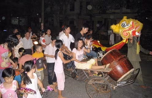 Từ đầu chiều các cụ đã chuẩn bị xe cho đám rước đèn Tết Trung Thu rước đèn đi chơi / Lòng vui sướng với đèn trong tay Em múa ca trong ánh trăng rằm Thoả sức lựa chọn đồ chơi Tết Trung Thu bánh quà đầy mâm Ánh sao sáng ngời toả khắp nơi nơi Chung kết Hội thi múa lân Ngồi trên lưng bố mẹ để xem múa lân Bao tấm lòng mừng đón trăng rằm, nhưng riêng em rất buồn vì chưa bán hết số đồ chơi này khi ánh trăng rằm đã xuống thấp.