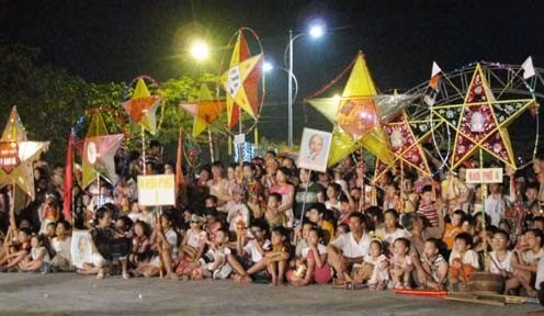 Từ đầu chiều các cụ đã chuẩn bị xe cho đám rước đèn Tết Trung Thu rước đèn đi chơi / Lòng vui sướng với đèn trong tay Em múa ca trong ánh trăng rằm Thoả sức lựa chọn đồ chơi Tết Trung Thu bánh quà đầy mâm Ánh sao sáng ngời toả khắp nơi nơi Chung kết Hội thi múa lân Ngồi trên lưng bố mẹ để xem múa lân Bao tấm lòng mừng đón trăng rằm, nhưng riêng em rất buồn vì chưa bán hết số đồ chơi này khi ánh trăng rằm đã xuống thấp.