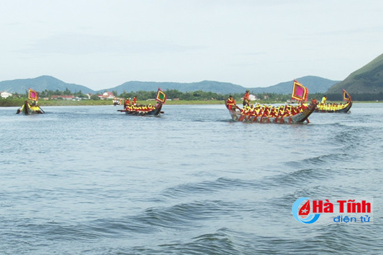tung bung dua thuyen rong tren song vinh
