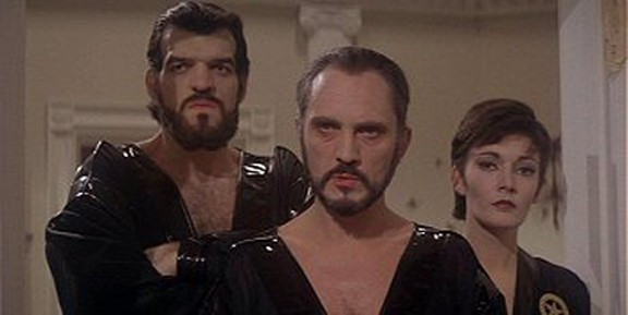 6. General Zod – Terence Stamp trong Superman II (Siêu nhân II): Mặc dù nhân vật Zod không có đầy đủ tố chất để trở thành vai phản diện kinh điển, diễn xuất tuyệt vời của nam diễn viên Terence Stamp đã cứu vãn tất cả. Từng cử chỉ cau có, biểu hiện kiêu căng và hành độc tàn ác của Stamp đã biến Zod trở thành một “ác nhân” tiêu biểu, đại diện cho tuyến nhân vật phản diện như trong các tác phẩm của Shakespeare. 10 ke phan dien duoc yeu thich hon anh hung trong phim