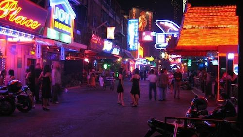 Phố đèn đỏ luôn đông đúc khách qua lại. Ảnh: Nomadicmatt. vi sao du lich tinh duc kho xoa bo o thai lan