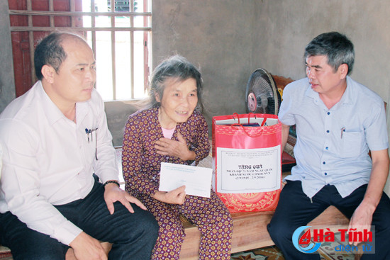 nghi xuan tang qua dip quoc khanh bdbp cau treo nang buoc em den truong