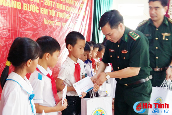 nghi xuan tang qua dip quoc khanh bdbp cau treo nang buoc em den truong