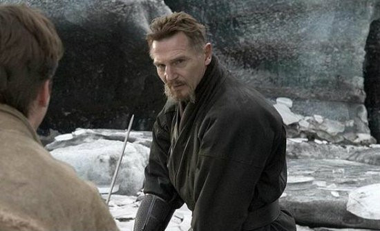 7. Ra’s Al Ghul – Liam Neeson trong Batman Begins (Người Dơi tái xuất): Sau khi hoá thân thành công một trong những vai phản diện xuất sắc nhất trong Batman, nam tài tử Liam Neeson đã nhận được “cơn mưa lời khen” từ cả giới chuyên môn lẫn khán giả đại chúng. Không giống Joker, Ra’s Al Ghul không phản ánh tất cả những gì Batman chống lại, mà ông chỉ là một con người có phẩm cách đạo đức khác với chuẩn mực thông thường. 10 ke phan dien duoc yeu thich hon anh hung trong phim