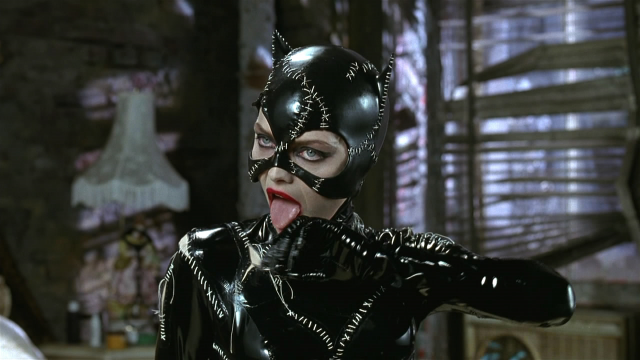2. Catwoman – Michele Pfeiffer trong Batman Returns (Người dơi Trở lại): Nhân vật nữ duy nhất trong danh sách này thuộc về nàng mèo quyến rũ nhưng không kém phần độc ác Catwoman. Dù đứng chung với hàng loạt tên tuổi như Danny De Vito, Christopher Walken và chính Batman, Catwoman vẫn tỏa ra một sức hút đặc biệt. Với nội tâm phức tạp, tính cách khó lường, nhân vật này được xem như “quả bom hẹn giờ” chỉ chực chờ phát nổ, khiến không ít khán giả yêu thích, và được giới phê bình đánh giá là vai nữ phản diện xuất sắc nhất của DC từ trước tới nay. 10 ke phan dien duoc yeu thich hon anh hung trong phim