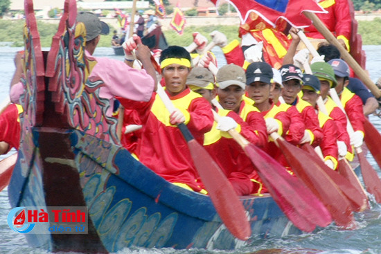 tung bung dua thuyen rong tren song vinh