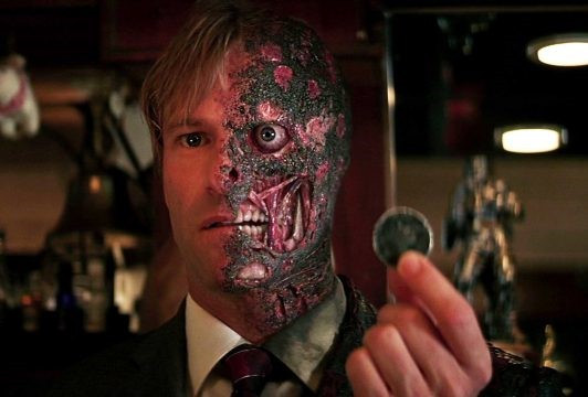 5. Two-Face – Aaron Eckhart trong The Dark Knight (Kỵ sĩ bóng đêm): Trong khi vai diễn Heath Ledger nhận được “cơn mưa lời khen” trong The Dark Knight, vai phản diện thứ 2 lại không được sự tán thưởng xứng đáng. Sau lần thay thế Tommy Lee gây thất vọng trong Batman Forever, Aaron Eckhart đã lấy lại danh dự cho nhân vật Harvey Dent, khi tái hiện lại bi kịch của Two-Face. 10 ke phan dien duoc yeu thich hon anh hung trong phim