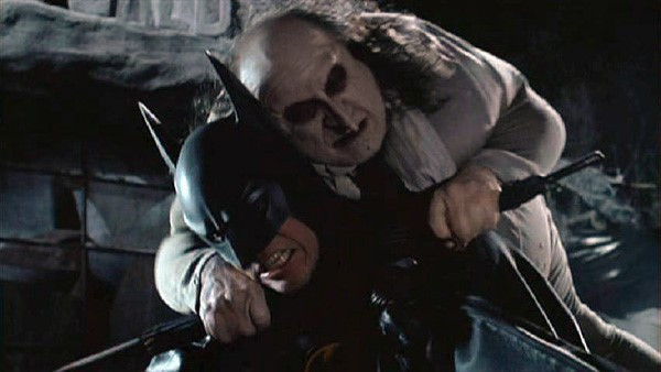 9. The Penguin – Danny De Vito trong Batman Returns (Người dơi trở lại): Mặc dù gã Chim cánh cụt không phải là vai phản diện được yêu thích nhất trong loạt phim Batman, nhân vật này lại được chú ý đặc biệt trong Batman Returns. Sự thành công của gã Chim cánh cụt này là sự tổng hoà từ nhiều yếu tố, như tính cách nội tâm phức tạp, khả năng diễn xuất tuyệt vời của Danny De Vito và sự dẫn dắt của dạo diễn Tim Burton. 10 ke phan dien duoc yeu thich hon anh hung trong phim