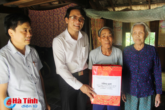 nghi xuan tang qua dip quoc khanh bdbp cau treo nang buoc em den truong