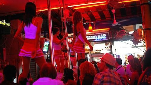 Cuộc sống về đêm sôi động với màn múa cột trong các quán bar. Ảnh: Nomadicmatt. vi sao du lich tinh duc kho xoa bo o thai lan