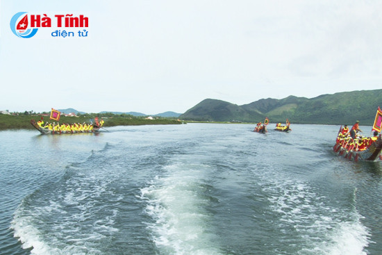 tung bung dua thuyen rong tren song vinh