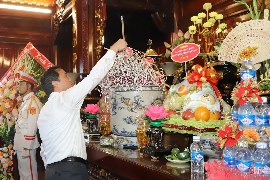 Lãnh đạo tỉnh Hà Tĩnh dâng hương tưởng niệm Chủ tịch Hồ Chí Minh