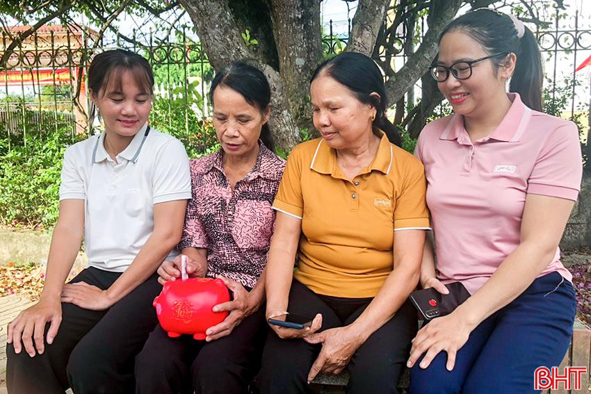 Chị Nguyễn Thị Thuỷ - thôn Bình Phong, xã Đức Lĩnh (áo trắng) cùng các chị em trong xã bỏ tiền vào lợn tiết kiệm trong ngày ra mắt mô hình tháng 6/2024. 11.jpg