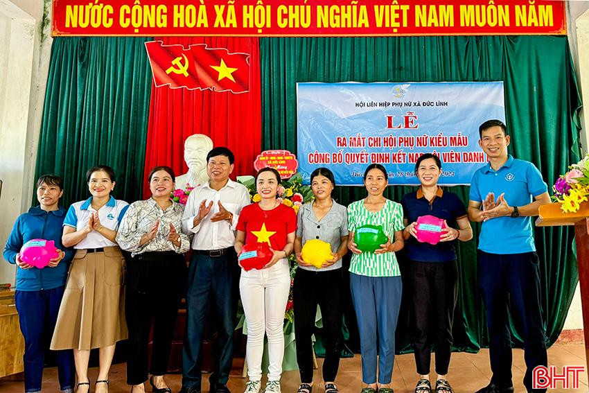 Đại diện Lãnh đạo BHXH và Hội LHPN huyện; UBND, Hội LHPN xã Đức Lĩnh tặng Lợn tiết kiệm đóng BHXH tự nguyện cho các hội viên phụ nữ tại thôn Thanh Bình (tháng 6/2024). 33.jpg