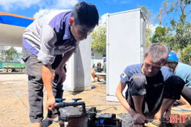 Sửa chữa miễn phí các thiết bị điện cho người dân Hà Tĩnh