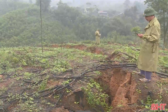 Vết nứt lớn trên đồi uy hiếp tài sản, tính mạng người dân