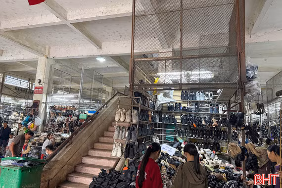 Nhiều ki-ốt lấn chiếm, sai quy hoạch đe dọa an toàn cháy nổ tại chợ Hà Tĩnh