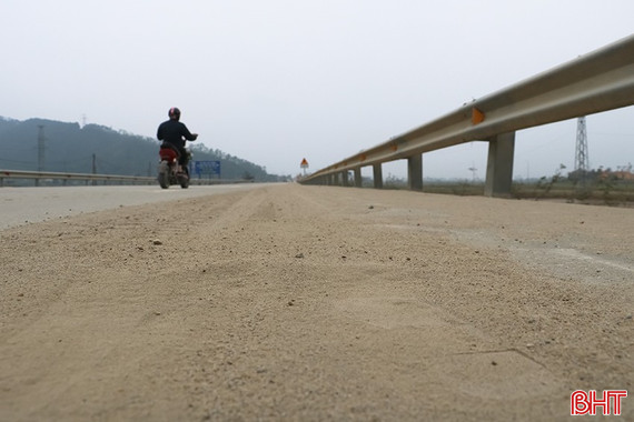  Cát phủ đường, bụi phủ mắt