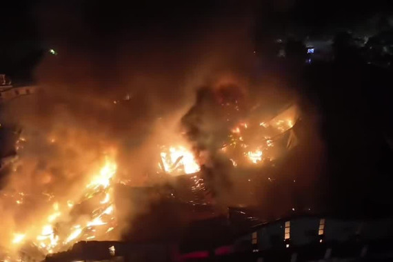 Lửa bao trùm, thiêu rụi xưởng sản xuất rộng hàng nghìn mét vuông ở Bắc Ninh