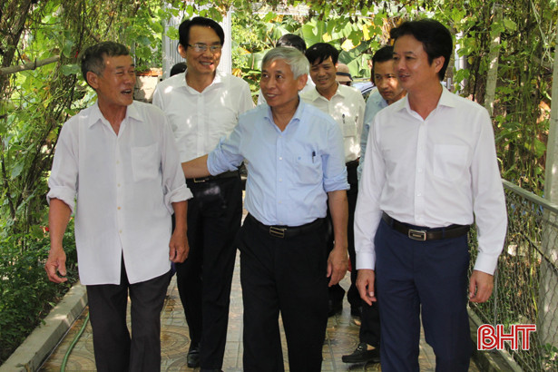 Lãnh đạo tỉnh thăm hỏi, tặng quà gia đình chính sách tại các địa phương