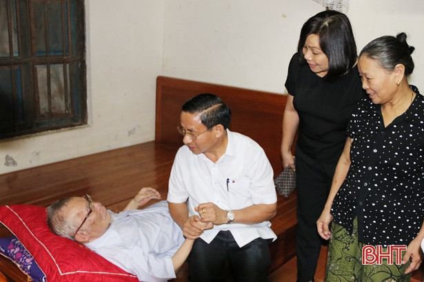Bí thư Tỉnh ủy thăm hỏi, tặng quà gia đình chính sách tại TP Hà Tĩnh